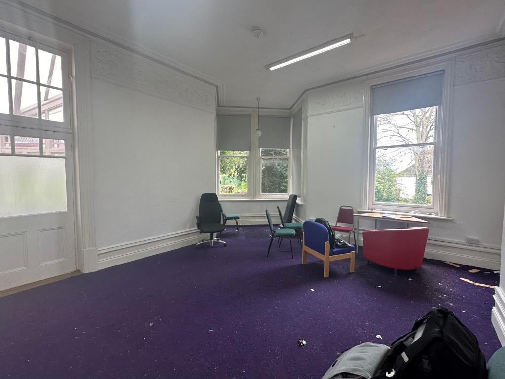 Lot: 172 - ATTRACTIVE BUILDING ON GOOD SIZE PLOT WITH PARKING OFFERING POTENTIAL - Room on ground floor
